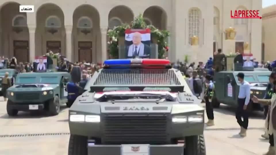 yemen folla ai funerali del premier houthi al rahawi le immagini da sana8217a
