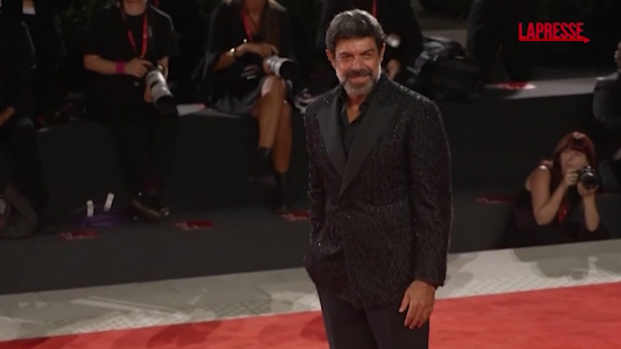 mostra venezia 2025 favino sul red carpet con il cast de il maestro 