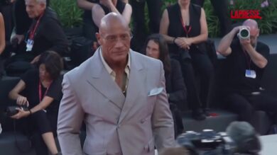 Mostra Cinema Venezia 2025, Dwayne Johnson ed Emily Blunt sul red carpet