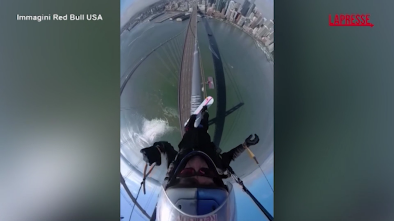 Sean MacCormac, il primo uomo a fare skysurfing sui cavi del Bay Bridge di San Francisco