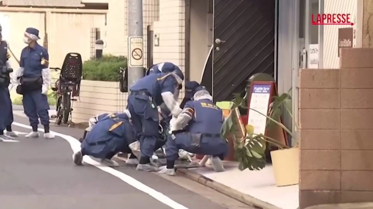 tokyo accoltella e uccide una donna sudcoreana in strada le immagini della polizia