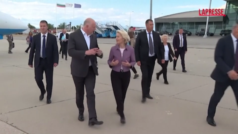 Von der Leyen atterra in Bulgaria dopo la paura in volo: interferenze dei russi sul Gps del suo aereo