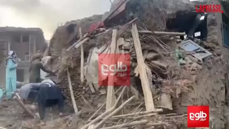 Terremoto Afghanistan, il bilancio delle vittime è drammatico: le immagini delle macerie