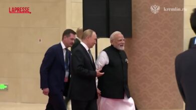 Putin e Modi mano nella mano al vertice Sco 2025