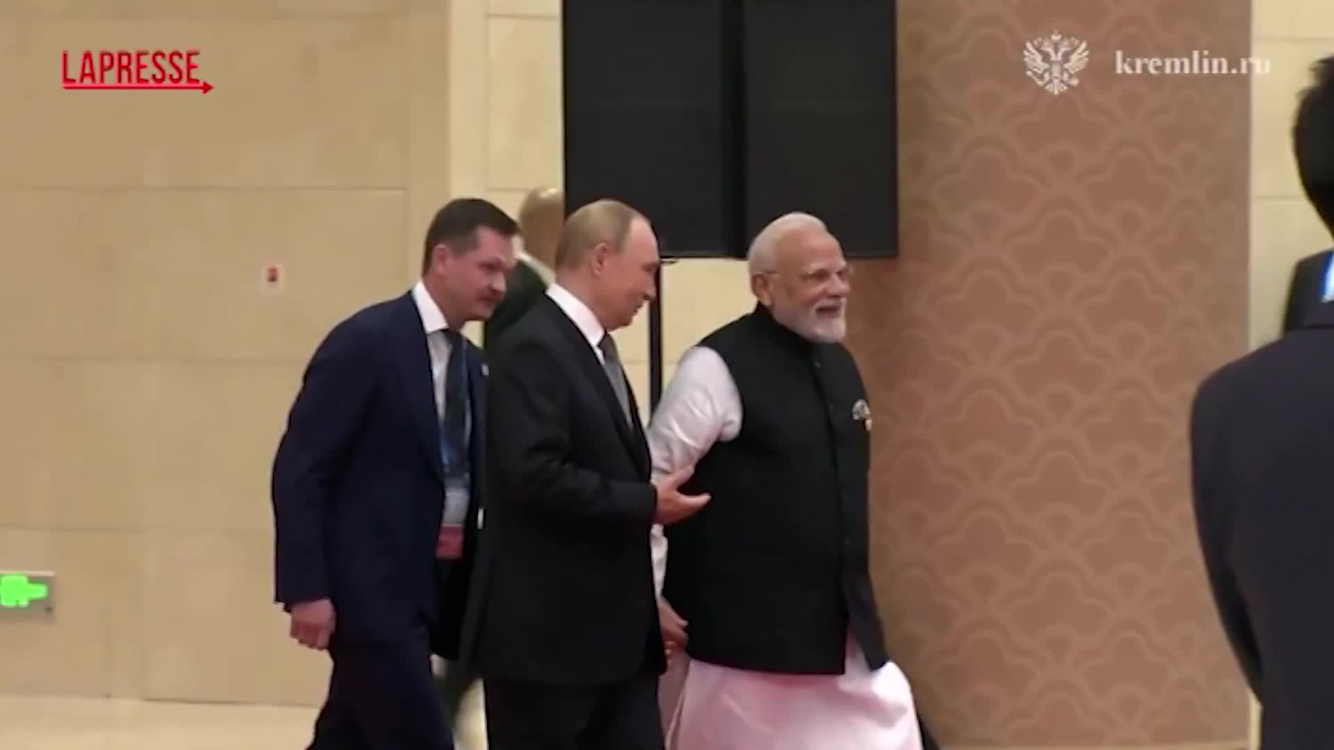 Putin e Modi mano nella mano al vertice Sco 2025 Putin e Modi mano nella mano al vertice Sco 2025