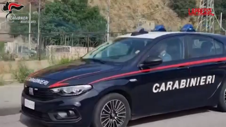 Reggio Calabria, sorpreso in auto con pistola e munizioni: le immagini della polizia