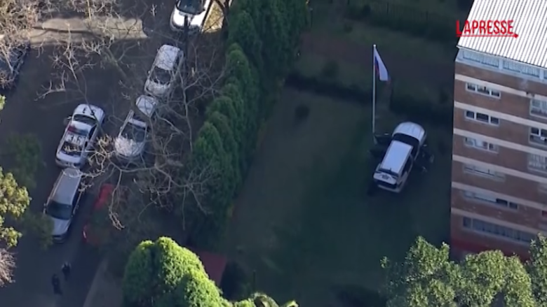 Sydney, un suv si schianta contro il consolato russo: le immagini della polizia