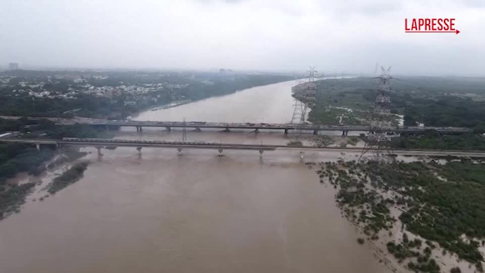 Maltempo in India, allagamenti e inondazioni anche a Nuova Delhi Maltempo in India, allagamenti e inondazioni anche a Nuova Delhi
