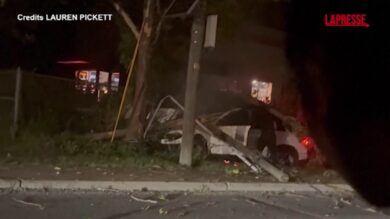 Usa, giocatore di football salva un uomo dalle fiamme della sua auto dopo un incidente: le immagini