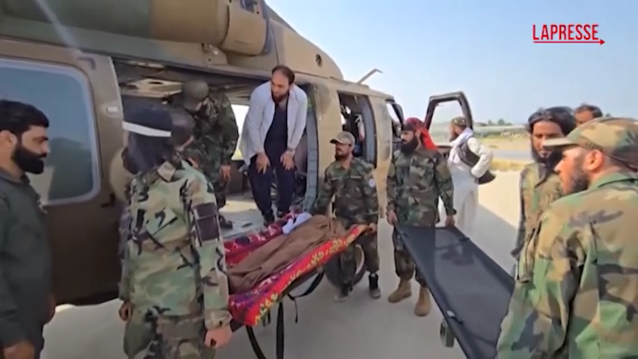 Terremoto in Afghanistan, i feriti evacuati in elicottero Terremoto in Afghanistan, i feriti evacuati in elicottero