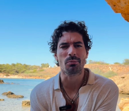 Spagna, l’influencer 35enne lascia i social e si fa prete Spagna, l’influencer 35enne lascia i social e si fa prete
