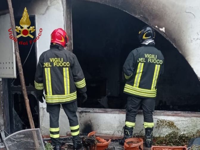 napoli a sorrento esplode abitazione per fuga di gas 2 morti