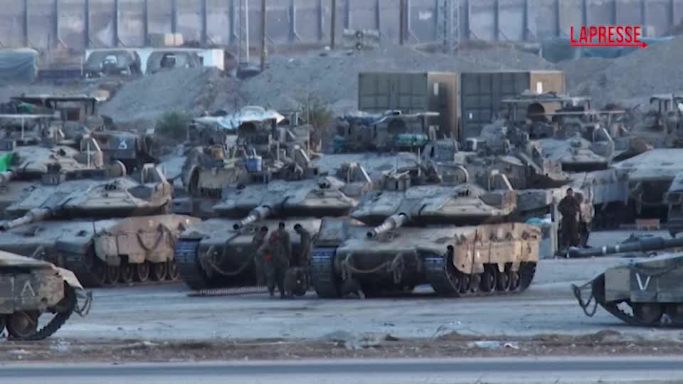 Israele, carri armati e veicoli militari ammassati nel pressi del confine con la Striscia di Gaza Israele, carri armati e veicoli militari ammassati nel pressi del confine con la Striscia di Gaza
