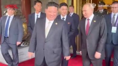 Pechino, il saluto e l'abbraccio tra Putin e Kim Jong-un