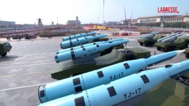 Cina, a Pechino sfilano nuove armi davanti a Putin e Kim Jong-un