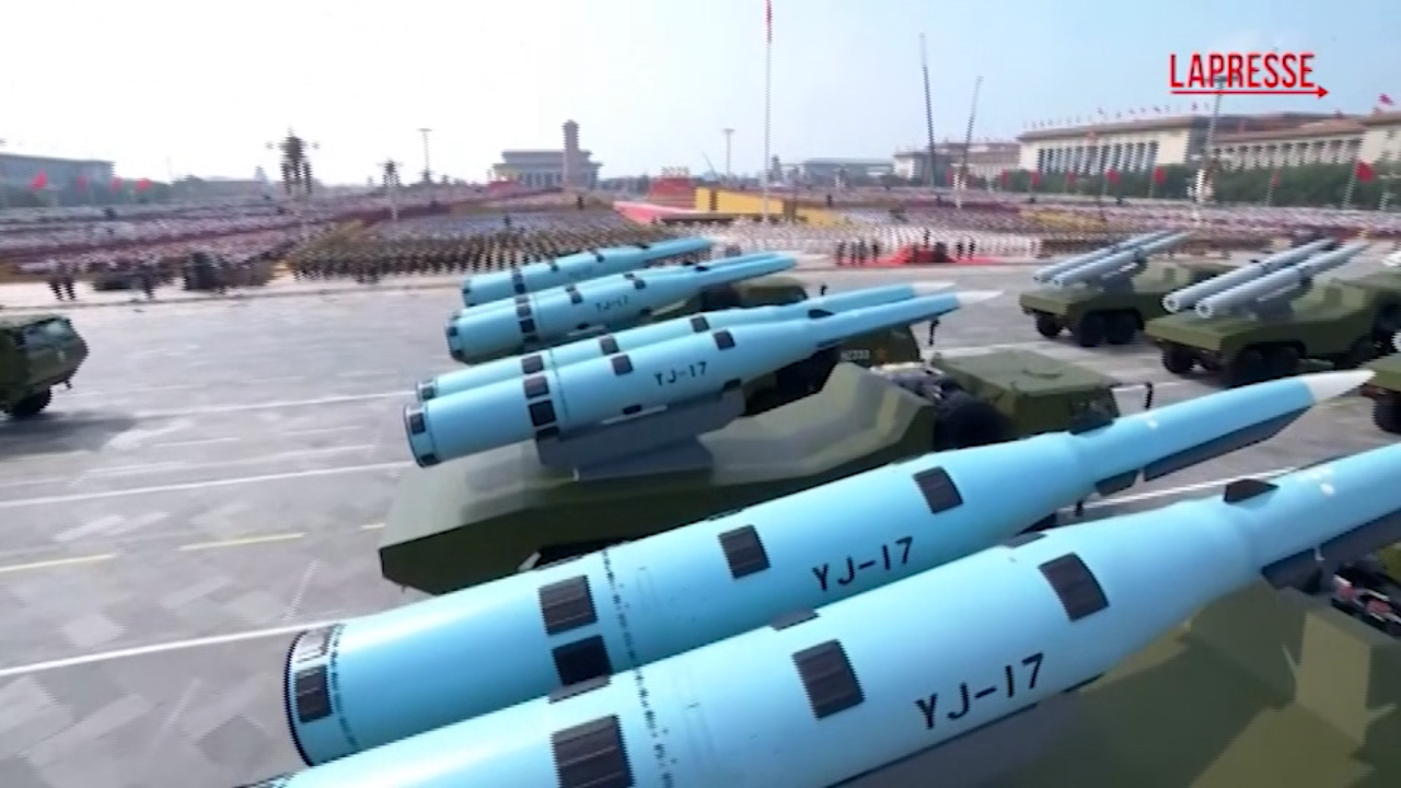 Cina, a Pechino sfilano nuove armi davanti a Putin e Kim Jong-un