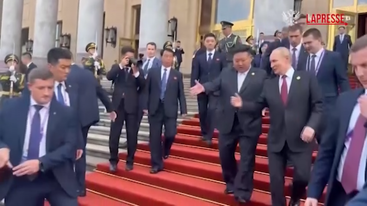 Pechino, Putin e Kim fanno un giro in limousine insieme dopo la parata militare Pechino, Putin e Kim fanno un giro in limousine insieme dopo la parata militare