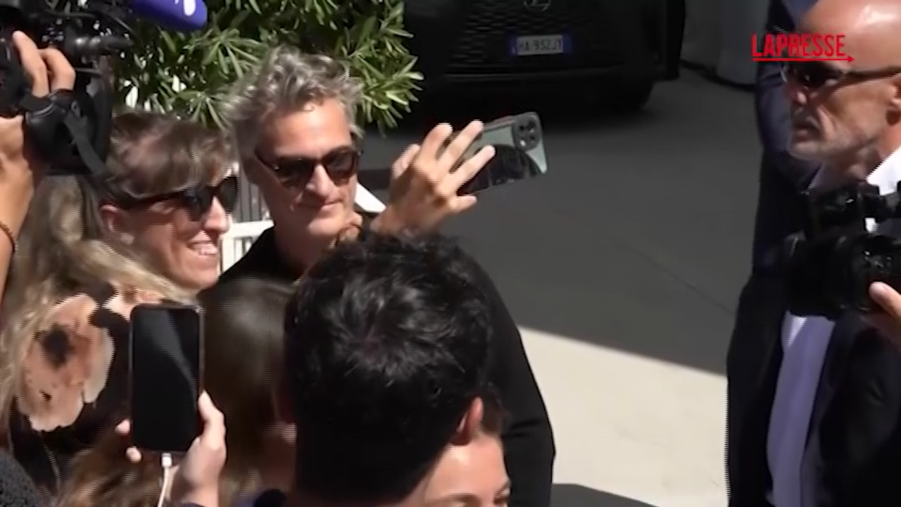 Mostra del Cinema di Venezia 2025, autografi e selfie per Joaquin Phoenix e Rooney Mara Mostra del Cinema di Venezia 2025, autografi e selfie per Joaquin Phoenix e Rooney Mara