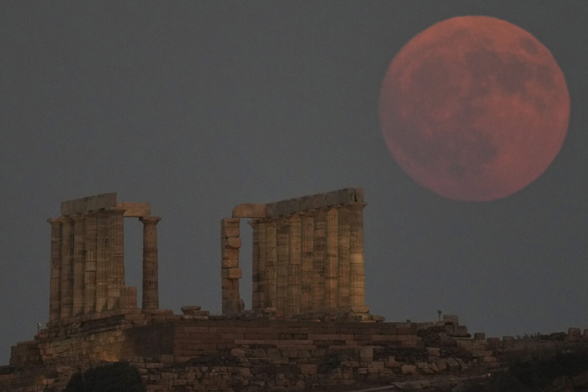 Luna rossa: domenica 7 settembre eclissi totale Luna rossa: domenica 7 settembre eclissi totale