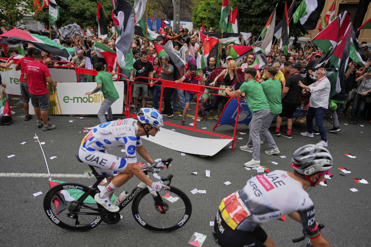 Vuelta 2025, protesta pro Pal: nessun vincitore di tappa Vuelta 2025, protesta pro Pal: nessun vincitore di tappa