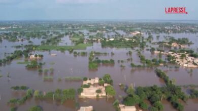 Alluvioni in Pakistan, i soccorritori utilizzano i droni per trovare sopravvissuti