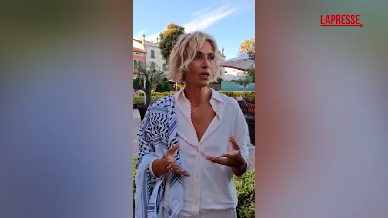 Mostra del cinema Venezia 2025, Anna Foglietta al Lido con la kefiah: "Importante spendersi per Gaza" Mostra del cinema Venezia 2025, Anna Foglietta al Lido con la kefiah: "Importante spendersi per Gaza"