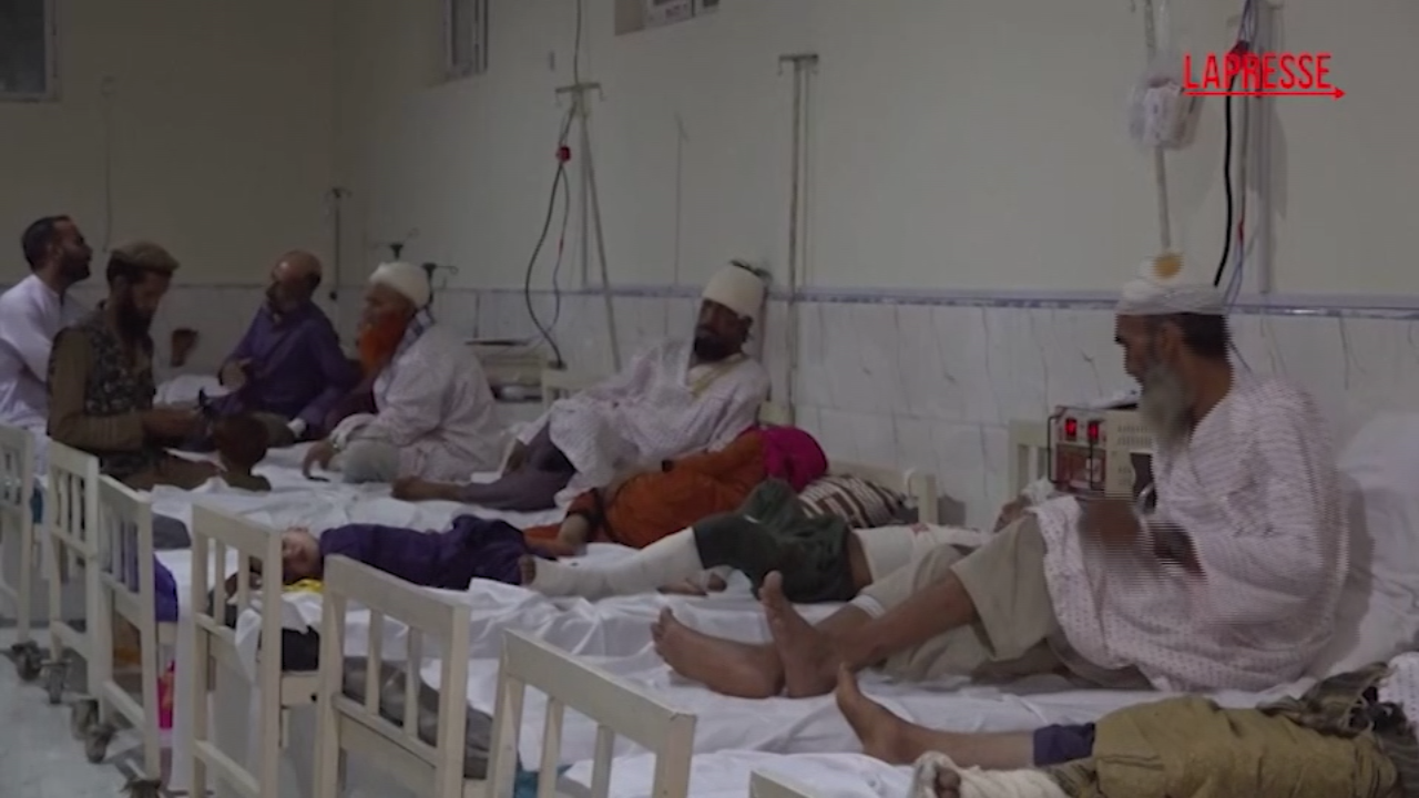 terremoto in afghanistan i sopravvissuti curati nell ospedale di jalalabad