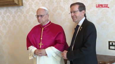 Papa Leone XIV accoglie Herzog in Vaticano, le immagini dell’incontro