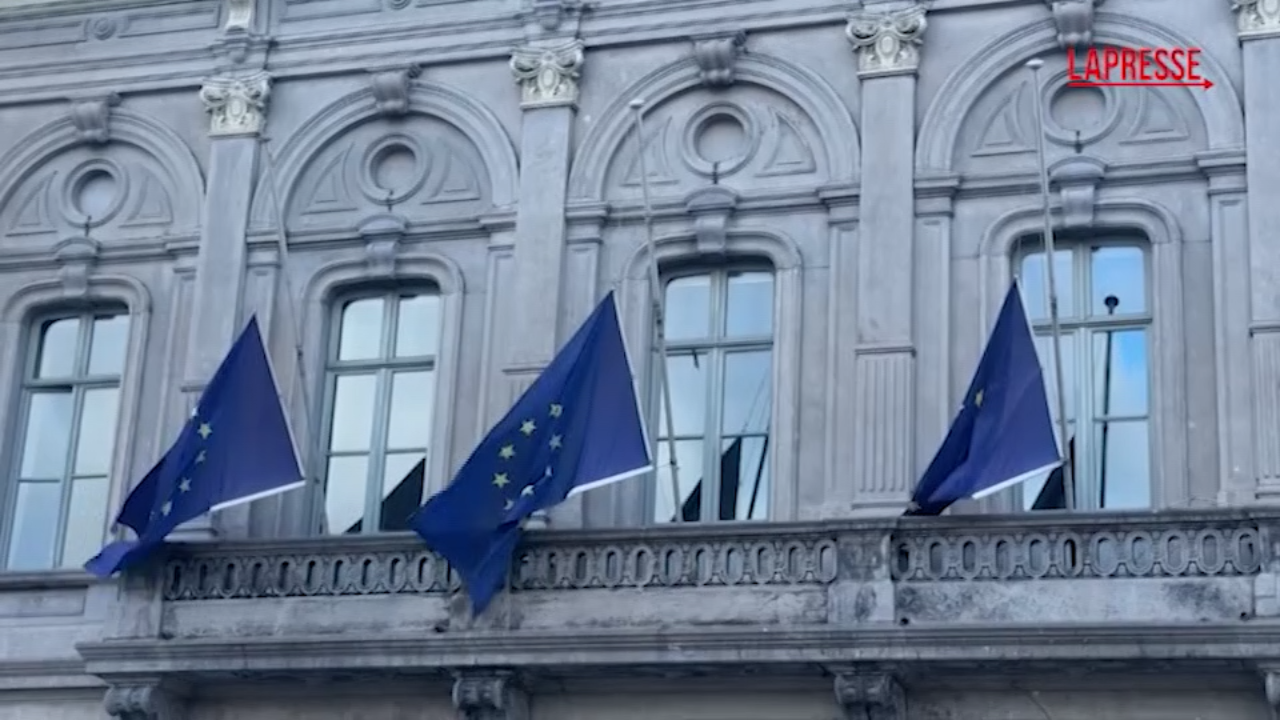 Lisbona, incidente funicolare: bandiere a mezz’asta a Bruxelles in segno di lutto Lisbona, incidente funicolare: bandiere a mezz’asta a Bruxelles in segno di lutto