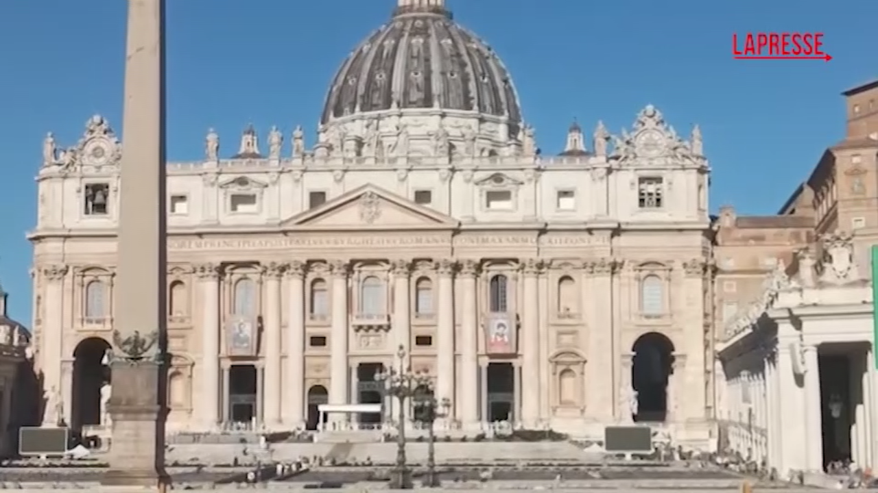Vaticano, drappi con immagini Acutis e Frassati esposti in piazza San Pietro Vaticano, drappi con immagini Acutis e Frassati esposti in piazza San Pietro