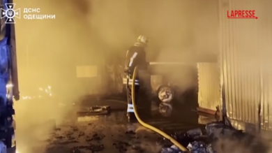 Ucraina, attacco con droni a Odessa: un magazzino divorato dalle fiamme