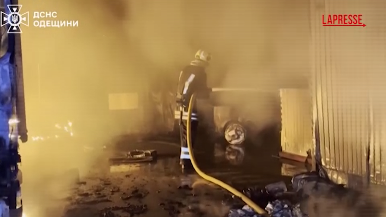 ucraina attacco con droni a odessa un magazzino divorato dalle fiamme