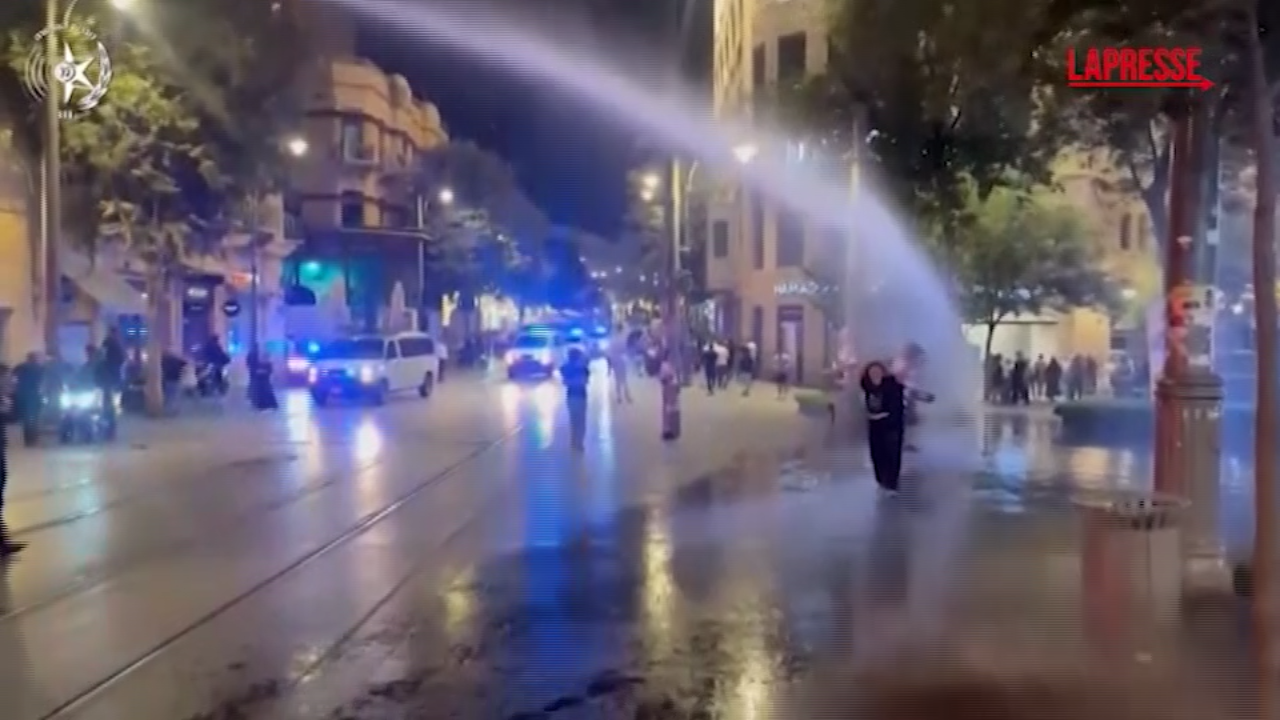 israele manifestanti bloccano linea del tram polizia usa cannoni ad acqua per disperderli