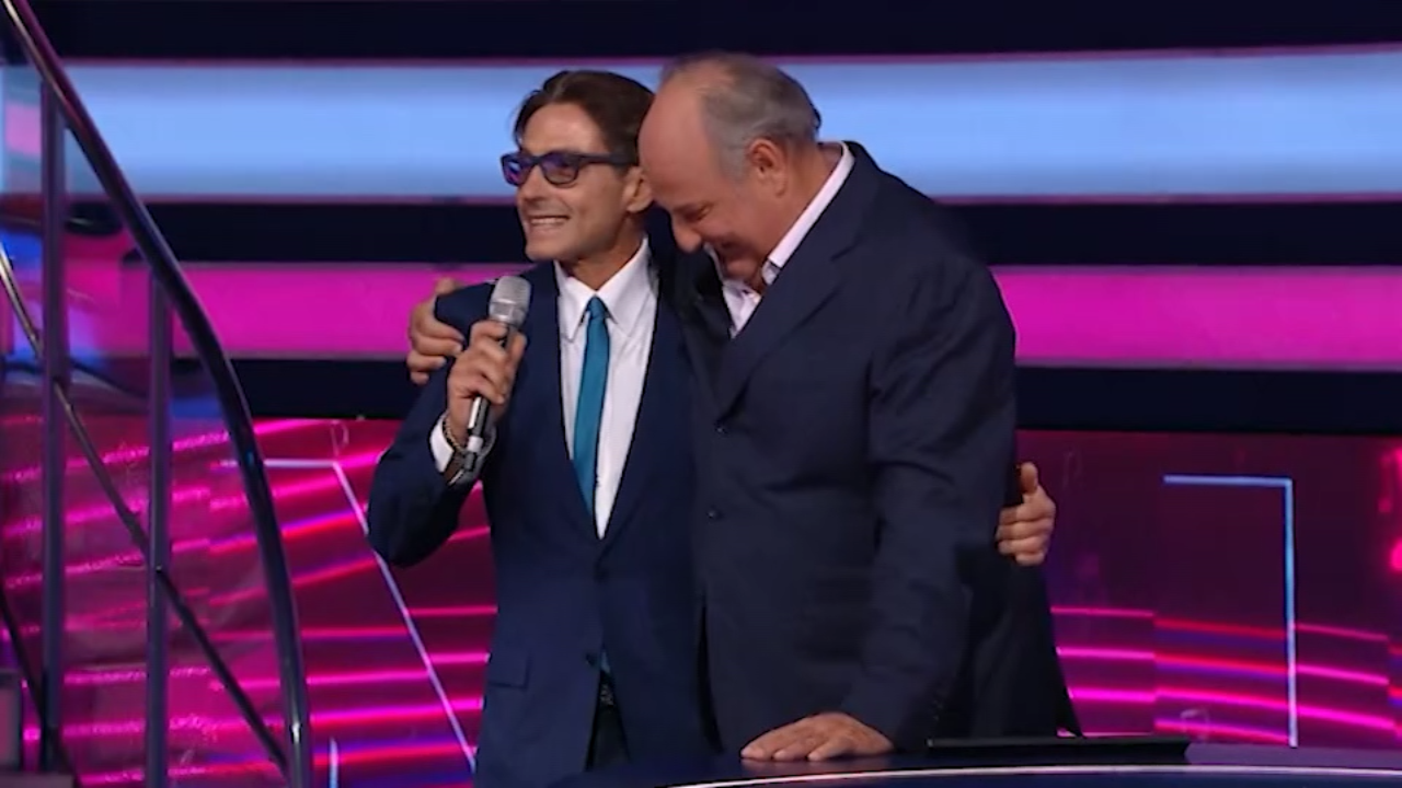 tv pier silvio berlusconi a sorpresa alla ruota della fortuna 
