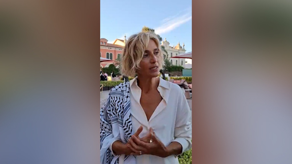 Mostra Cinema Venezia 2025, il nono giorno in diretta. Anna Foglietta al Lido con la kefiah: “Importante spendersi per Gaza”