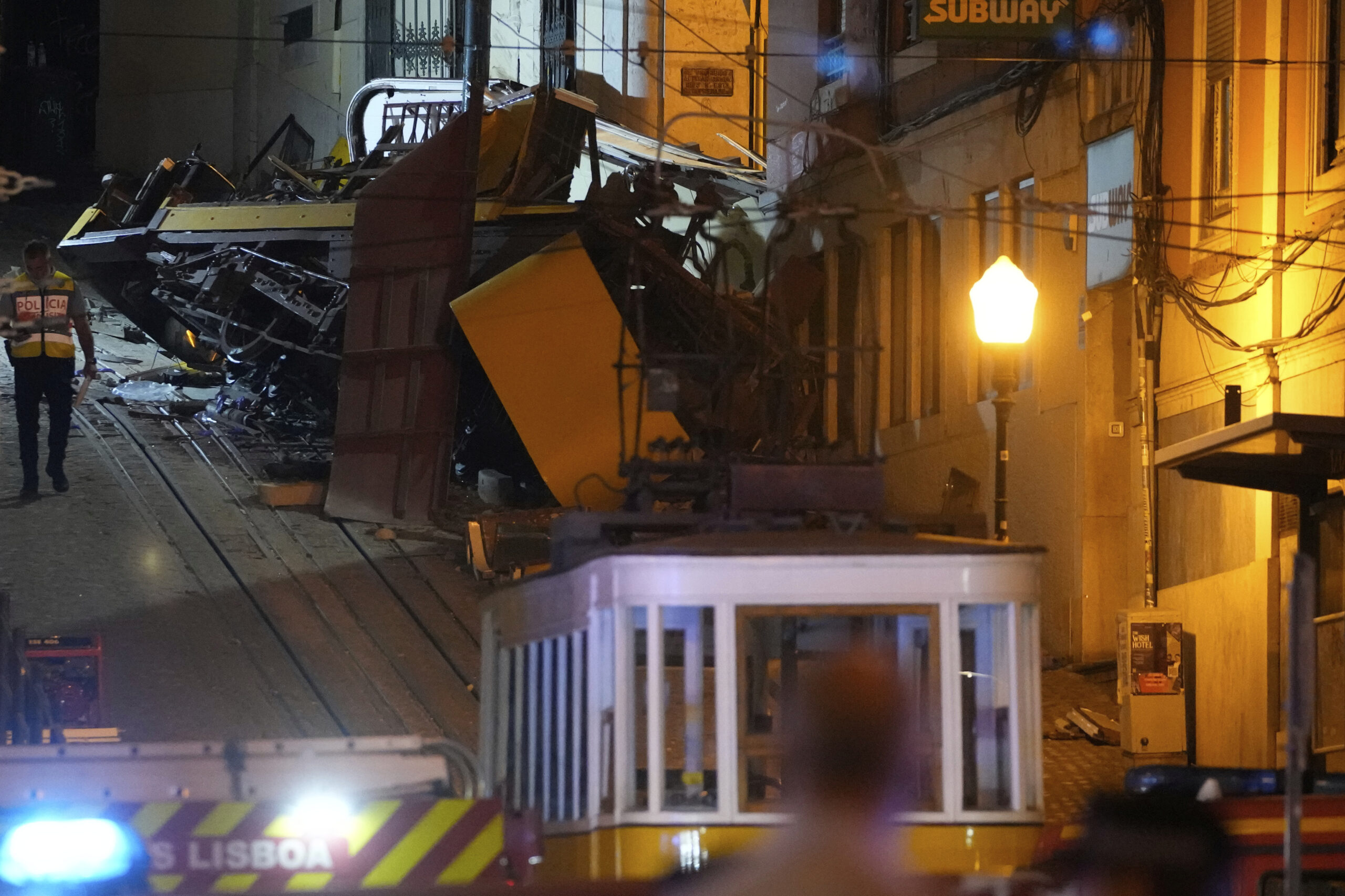 Portogallo, funicolare deragliata: bilancio aggiornato è di 17 morti e 21 feriti