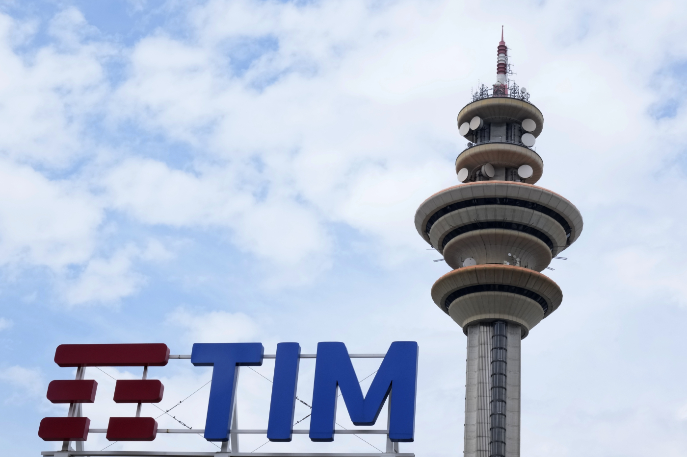 Poste, dall’Antitrust via libera all’acquisto del 15% delle azioni di Tim Poste, dall’Antitrust via libera all’acquisto del 15% delle azioni di Tim