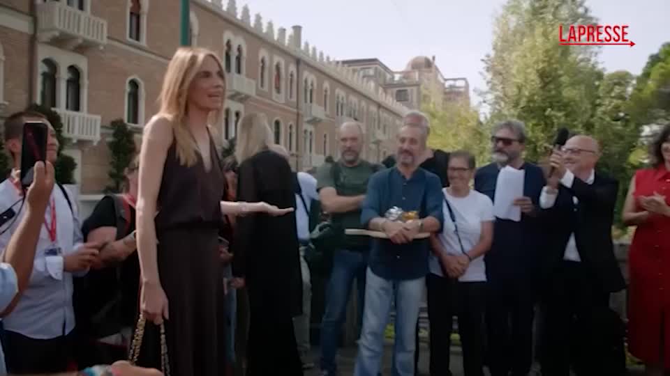 Mostra del cinema di Venezia 2025: assegnato ‘Salsicciotto d’oro’, premio speciale a Emanuela Fanelli Mostra del cinema di Venezia 2025: assegnato ‘Salsicciotto d’oro’, premio speciale a Emanuela Fanelli