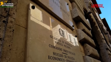 Ascoli Piceno, maxi sequestro di merce contraffatta: denunciati due imprenditori