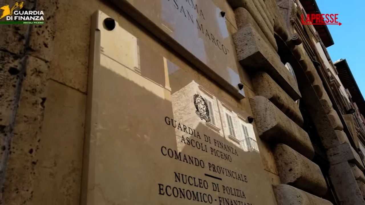 ascoli piceno maxi sequestro di merce contraffatta denunciati due imprenditori