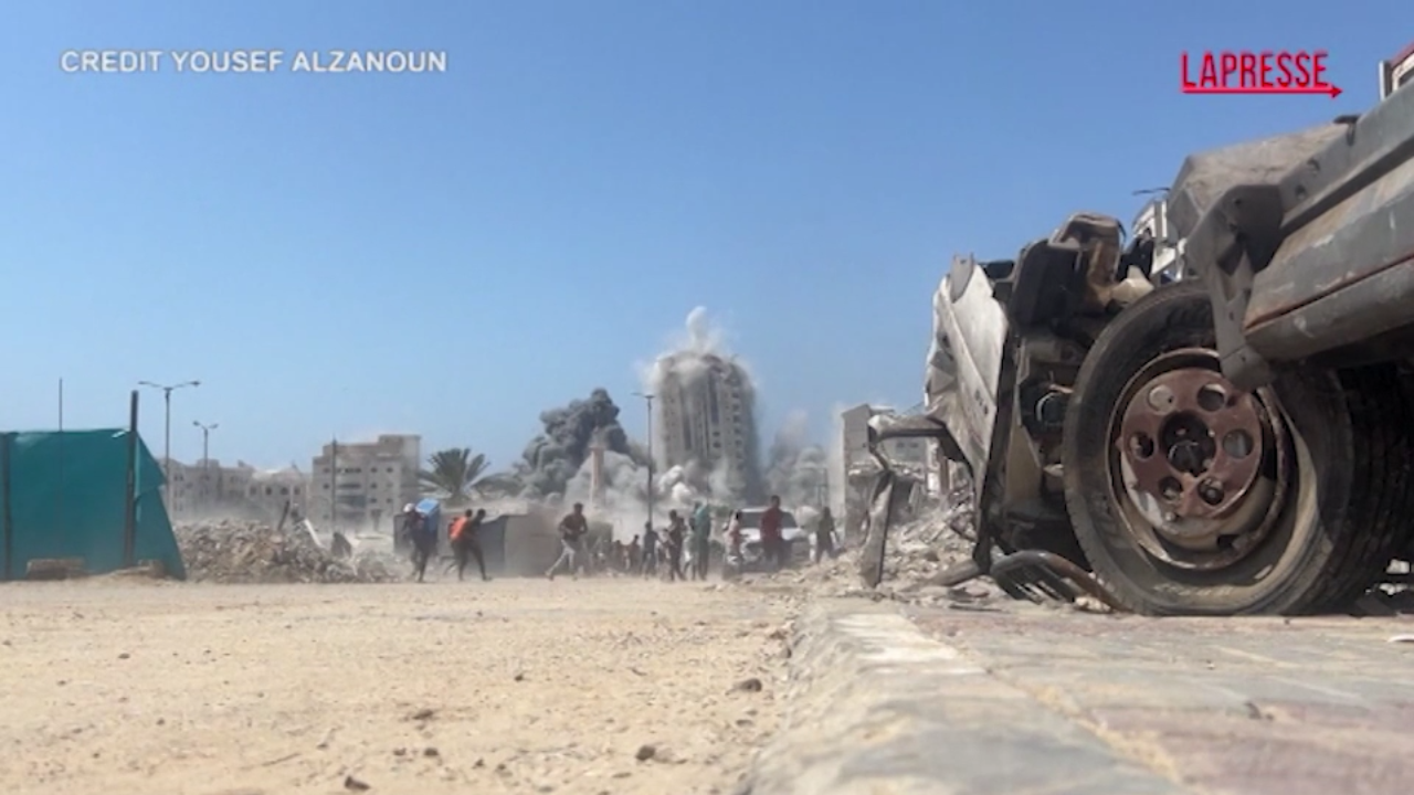 Medio Oriente, Idf colpisce un grattacielo a Gaza City: le immagini del crollo dell’edificio Medio Oriente, Idf colpisce un grattacielo a Gaza City: le immagini del crollo dell’edificio
