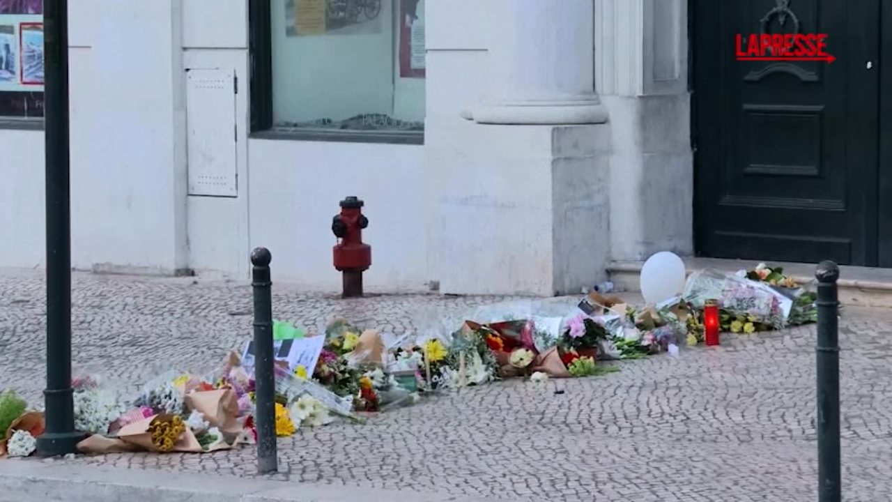 Portogallo, fiori e candele sul luogo dell’incidente alla funicolare a Lisbona