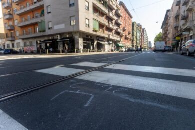 Milano, 25enne investito e ucciso sulle strisce: arrestato un poliziotto, positivo all’alcool test