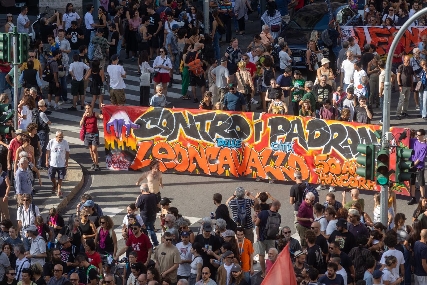 Milano, in 20mila al corteo contro lo sgombero del Leoncavallo. Lanci di uova contro le forze dell’ordine Milano, in 20mila al corteo contro lo sgombero del Leoncavallo. Lanci di uova contro le forze dell’ordine