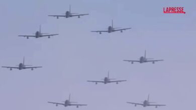 Armani, l’omaggio delle Frecce Tricolori con la manovra ‘a scintilla’