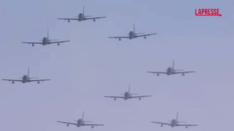 Armani, l’omaggio delle Frecce Tricolori con la manovra ‘a scintilla’