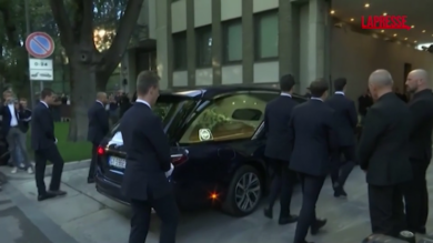 Armani, l'arrivo dell'auto con il feretro dello stilista alla camera ardente