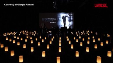 Armani, l'interno della camera ardente al buio illuminata da candele