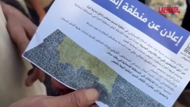Gaza City, Idf lancia volantini che invitano i palestinesi a evacuare