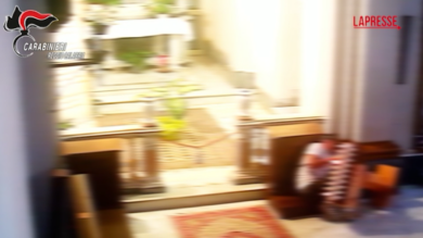 Gioia Tauro, un uomo ruba le offerte in chiesa: le immagini delle telecamere di sorveglianza